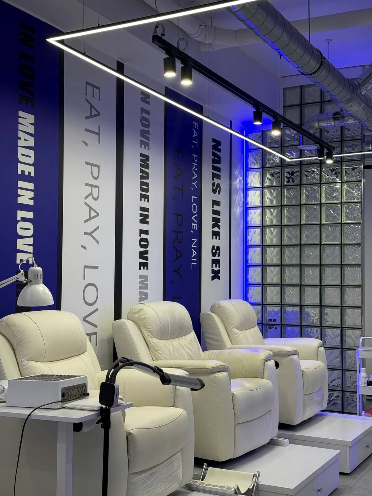 Wnętrze salonu MANISPACE